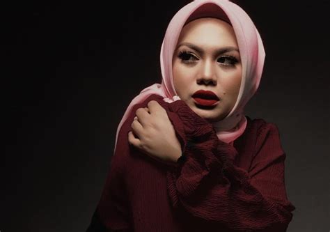 Oh ketika cinta itu hilang dan punah rasaku pun melega ada harapan baru mendapat cinta baru tak mengapa. Biodata Zulin Aziz, Penyanyi Lagu Dan Ketika Itu | Iluminasi