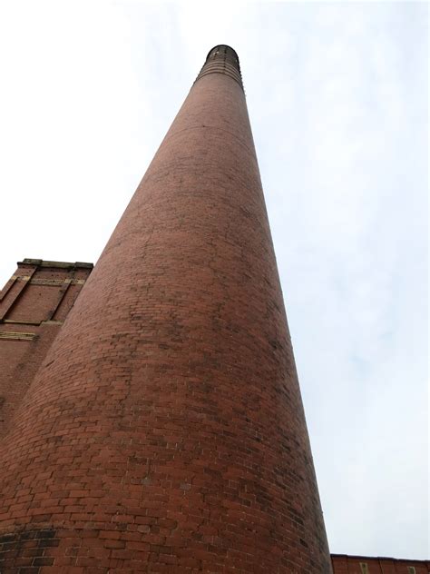 Pabrik bekas pabrik air minum dengan kondisi sudah tidak beroperasi,lokasi dekat dengan exit toll cigombong.sumber air sangat bagus,lokasi masuk mobil tronton,tidak masuk kontainer. Gambar : atap, bangunan, Monumen, menara, piramida ...