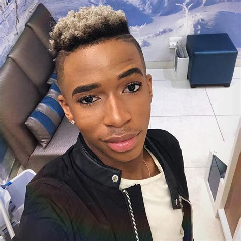Lasizwe dambuza is in the firing line once again but this time it can be argued that he's done nothing wrong; Lasizwe Dambuza's Sisters Khanyi and Zonke Influenced His ...