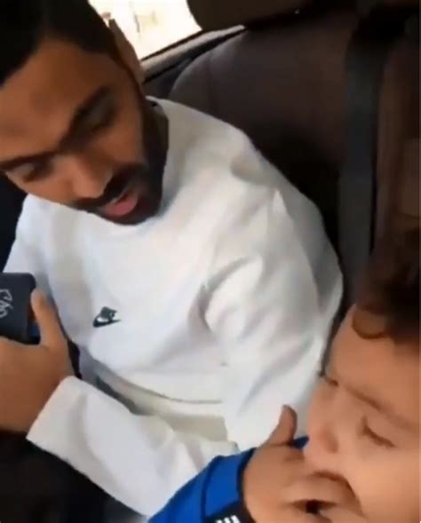 كشف حسين الشحات لاعب الأهلي الجديد توقيعه على عقود انضمامه إلى الزمالك عندما كان وقال حسين الشحات: "يوم نصره ليا عيد".. حسين الشحات يلقن أولاده ثوابت الأهلى ...