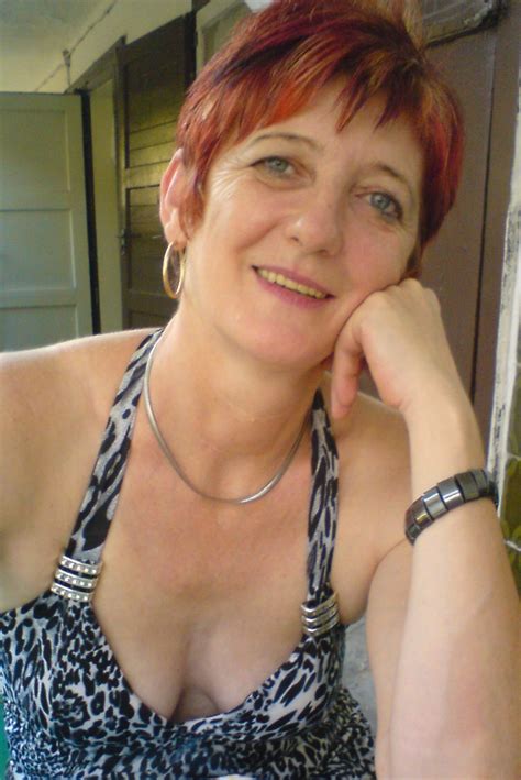 Milf braless cleavage - Ehotpics.com
