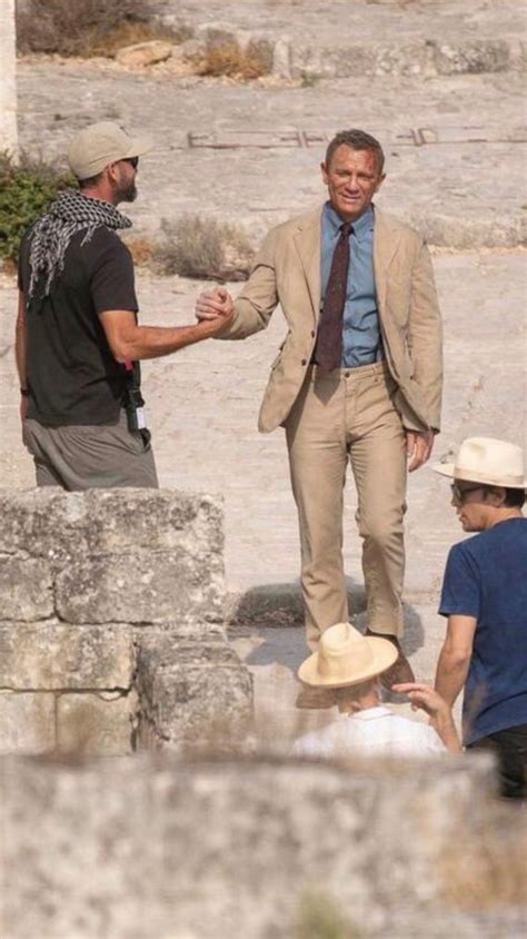 Marec 1968, chester, spojené kráľovstvo) je populárny britský herec, hlavne známy ako james bond od roku 2006 (casino royale). Daniel Craig filming in Matera, Italy | Daniel craig james ...