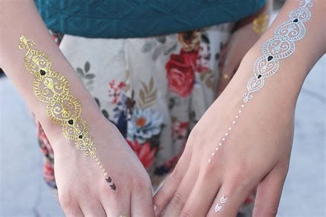35 motif henna tangan pengantin yang simple, cantik, putih dan elegan. gambar: Gambar Henna Tangan Mudah Simple