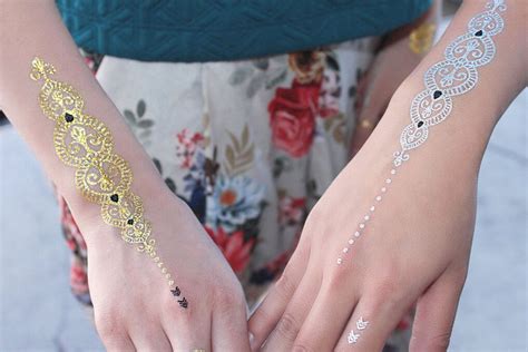 Gambar henna simple tangan gambar 09 12 2019 akan tetapi di tanah air henna atau inai hanya dipakaikan saja tanpa memiliki motif yang cantik biasanya diaplikasikan di kuku kuku hingga telapak. gambar: Gambar Henna Tangan Mudah Simple