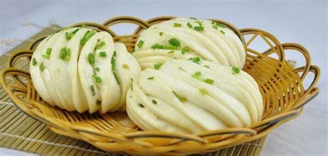 A long, thin, green and white onion that is often eaten uncooked 2. Hua Juan - Green Onion Bun（Scallion Bun） - Yum Of China