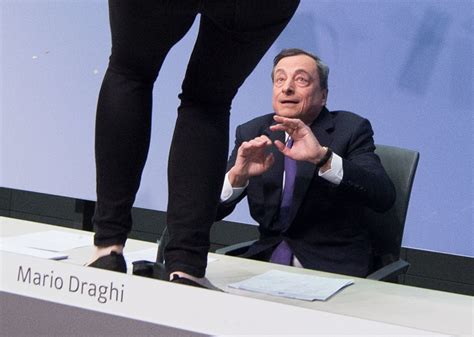 He previously served as president of the european central bank from 2011 until 2019. Femen gegen EZB: Aktivistin attackiert Mario Draghi - DER ...