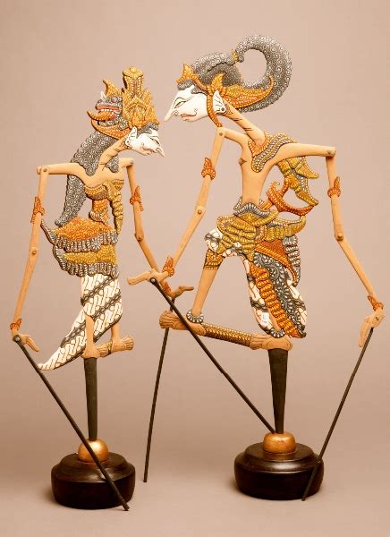 Mereka biasanya menemani, mengibur dan memberi nasehat bagi para kesatria dalam sebuah perjalanan. SENI BUDAYA LOKAL WAYANG: 3. Wayang Klitik (Karucil)