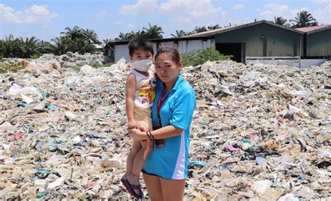 Environment minister says recycling sent from australia included plastic bottles that were 'full of maggots'. NZ's role in the Malaysian plastics dumping ground | RNZ