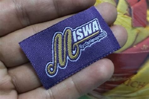 Desain baju anda sendiri di studio online kami. Portfolio Hangtag Baju, Label Baju Woven Damask dan Satin