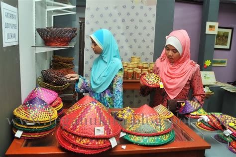 Kampung kraftangan dan muzium kraf (handicraft village and craft museum) is located in the town of kota bharu and also. T E G A N U K I TA: Kraftangan Terengganu ganda usaha ...