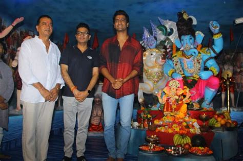 Sham kaushal, actor vicky kaushal's father and also an action director, has been accused of se*ual harassment! Vicky Kaushal seek blessings from Lord Ganesh with father ...