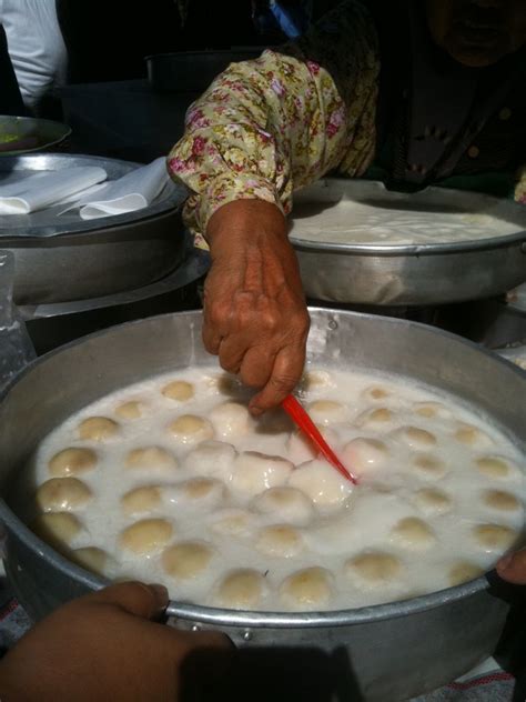 Kuih badak berendam terdiri daripada adunan tepung beras yang digentel bulat dengan inti kelapa. Blog Shabby Chubby: 11 jenis kuih / makanan Kelantan yang ...