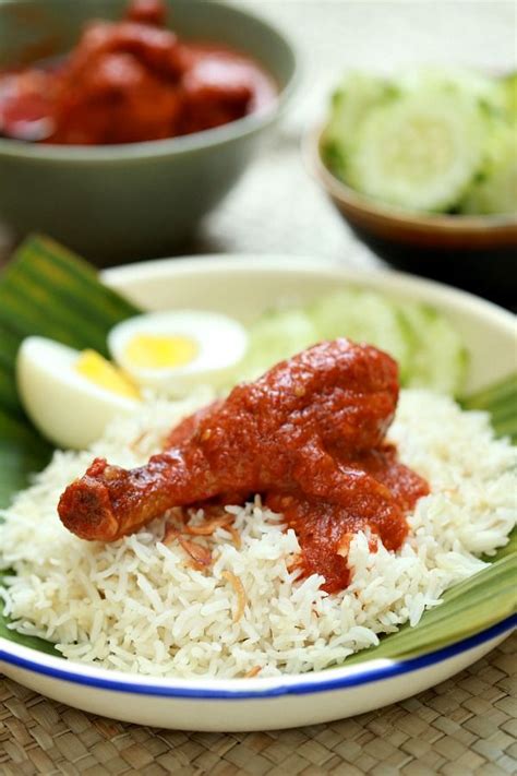 Nasi lemak are traditionally wrapped in banana leaves. Nasi Lemak Mami Tanjung Berlauk Sambal Ayam Masak Serai ...