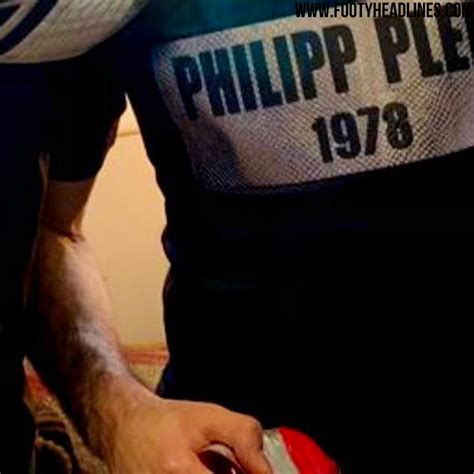 As of 25 february 2018. Paul Pogba & Salah zeigen aus Versehen Adidas Predator 19 ...