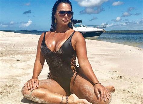 Viviane araújo news, gossip, photos of viviane araújo, biography, viviane araújo boyfriend list viviane araújo is a 46 year old brazilian tv personality. Viviane Araújo deixa marquinha de bronze à mostra - Portal ...