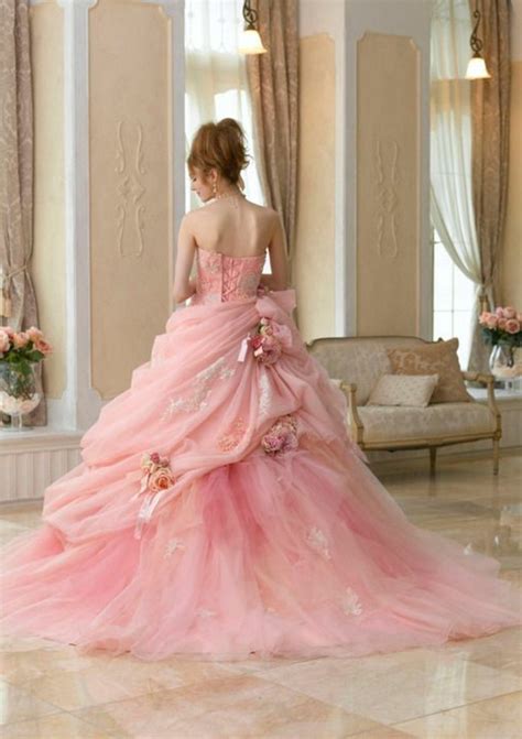Sie wollen bestimmt die schönste werden auf der hochzeit. Rosa Brautkleid für einen glamourösen Hochzeits-Look ...
