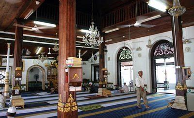 Masjid ini berbentuk empat persegi dan dibangun mengelilingi ka'bah. PoppyDovvyBloxx: Masjid Kedua Tertua di Melaka dan sangat ...