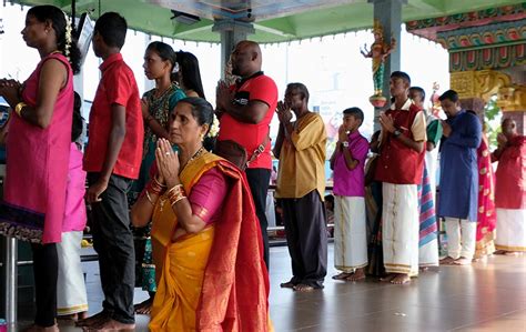 Kuil hindu lainnya dapat teman traveler temukan di batu caves yang bernama sri subramaniar swamy. Bersembahyang di Kuil Sri Mariamman | Kemeriahan sambutan ...