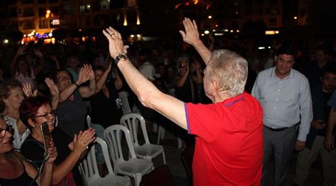 Ünlü gazeteci uğur dündar ve eşi yasemin dündar, i̇zmir'de yayımlanan durum dergisi'ne ilk çocukları bora, ikizleri damla ve bartu ile birlikte poz verdi. Uğur Dündar: Benim hayatım yaşlanmak için yaşanan bir ...