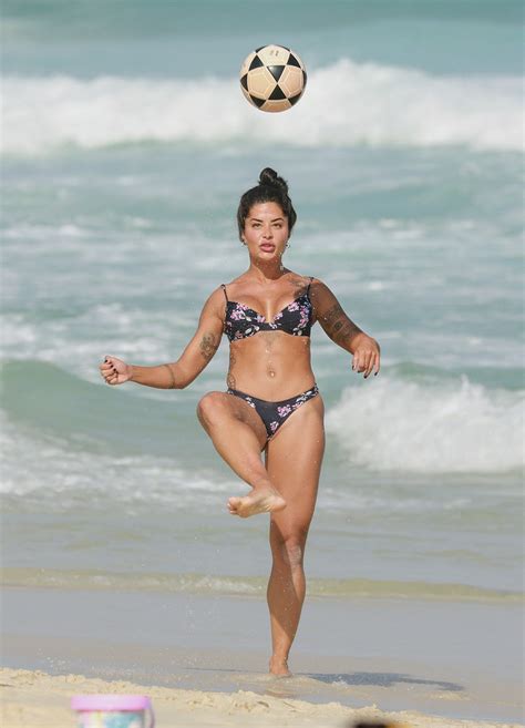 Rio de janeiro / rj. Aline Riscado joga altinha em dia de praia no Rio - Quem ...