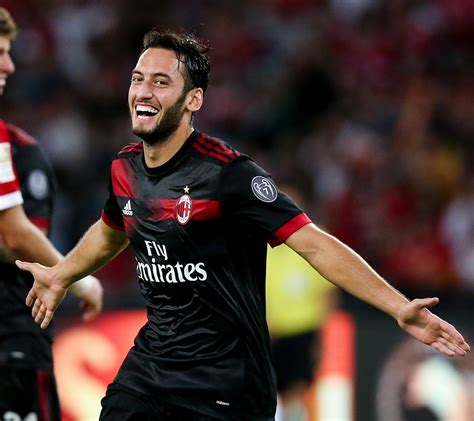 Чалханоглу хакан (hakan calhanoglu) футбол полузащитник турция 08.02.1994. Milan, Calhanoglu: "Appena arrivato a Milano mi hanno ...