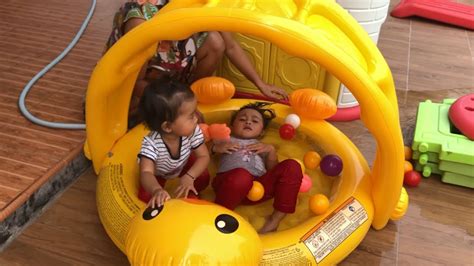 Lifia niala is cool to play ball in the pool of children. Unboxing Kolam Renang Anak bayi Mandi Bentuk Bebek - Mandi ...