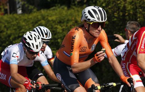 Aug 07, 2016 · anna van der breggen wins gold in the women's road race annemiek van vleuten crashes while leading race with just 11 kilometers to go van vleuten left with three minor fractures to her spine and a. In beeld: de gouden triomftocht van Anna van der Breggen ...