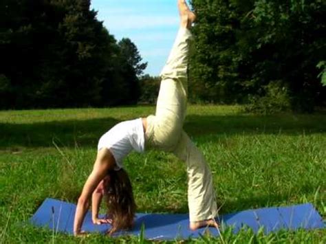 The yamas and niyamas (moral and ethical codes), asanas (postures). Chakrasana - Fortgeschrittene Yoga Übung - YouTube