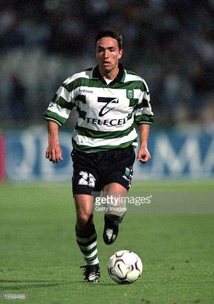 Na frente uma imagem do jogador rui jorge do f.c.porto e campeão nacional 1994/1995. Rui Jorge of Sporting Lisbon in action during the ...