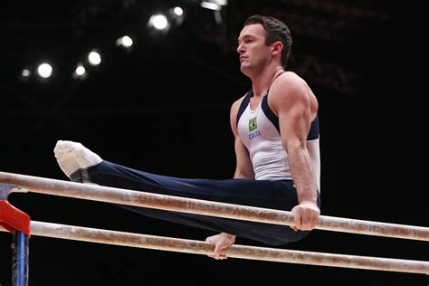 Tanto na ginastica masculina como na feminina os atletas precisam cravar todos os movimentos para não serem descontados, pois as acrobacias são avaliadas em força, precisão e equilíbrio, além da parte artística exclusivamente na ginástica feminina. Diego Hypolito revela "briga com a cabeça" antes de ...