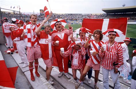 Efter endt gruppe spil, var danmark sensationelt i semifinalen mod holland, og kampen blev vundet efter nervepirrende straffespark i denne trøje. Sådan blev Danmarks VM-trøje fra 1986 en international ...