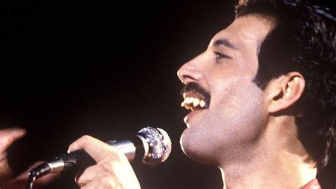 Queen, rock tarihinde o kadar güçlü, freddy mercury o kadar değerli bir sanatçı ve şarkıcı ki, bu enerjinin kopyası bile bohemian rhapsody gibi tipik ve müzik biyografilerinin klişeleri ile dolu bir filmi. Freddy Mercury Credits his Teeth for his Magical Voice ...