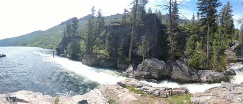 This lake is 911 acres in size. Amateur panoram at Lake Como : Montana