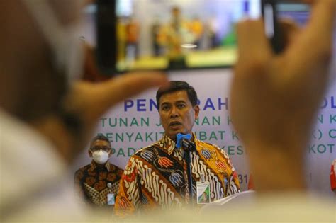 Tak lupa ia sabuni seluruh jengkal tubuh bayu dengan sabar. BP Jamsostek Serahkan Santunan Nakes Korban Covid-19