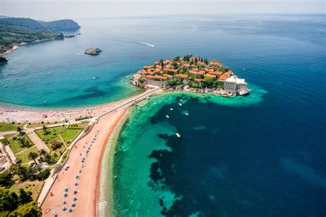 Independent since 2006, the country has been quietly developing its fledgling tourism industry and is now being vaunted. Luxe vakantie Montenegro in 5* hotel | Holidayguru.nl