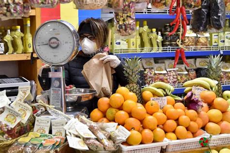 La bozza il nuovo decreto sarà in vigore dal 26 aprile. Toscana, il cambio di colore. Cosa si può fare in zona ...