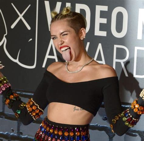 See more of miley cyrus on facebook. Nackt-Video von Miley Cyrus sorgt für Trubel - WELT
