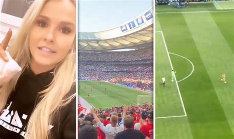 Die blondine, die nur mit einem schwarzen badeanzug bekleidet war, wurde im mittelkreis von zwei. Champions League final streaker reveals how she got on ...