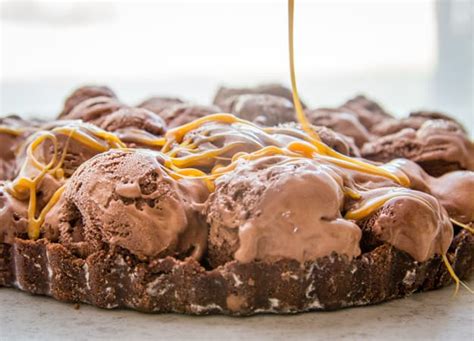 Il più aggiornato i migliori video popolarità. Easy Chocolate Caramel Ice Cream Pie - An Italian in my ...