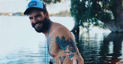 Uma curiosidade sobre ele é que ele tem 43 tatuagens e 1 piercing no mamilo direito. Ex-BBB Wagner Santiago dá adeus a calvice e realiza ...