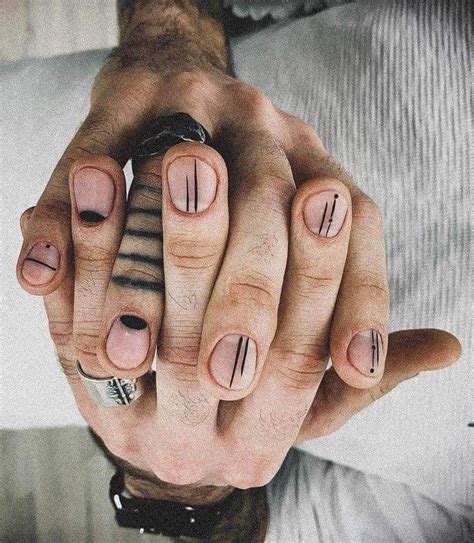 Es el negro, llevar las uñas pintadas de este color es la nueva tendencia. Pin de Alfonso Izquierdo en tendencia manicure hombres ...
