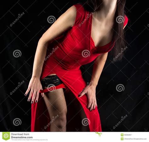 Achetez en toute confiance et sécurité sur ebay! Photo De Femme Enlevant Les Culottes Rouges Image stock - Image du genou, noir: 50250307