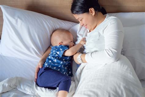Menyusui bayi merupakan hal yang terbaik bagi ibu dan bayi. 10 Cara Menyusui yang Benar (Ibu Baru Harus Tahu) - Cuitan ...