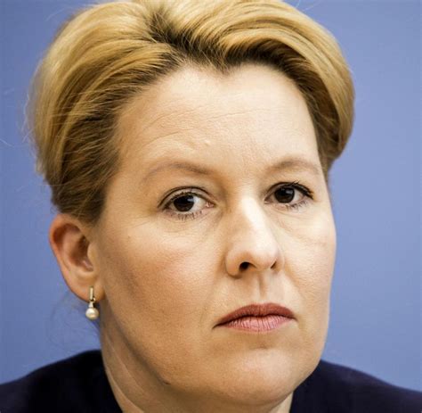 Bundesministerin franziska giffey will sich nicht zu den betrugsvorwürfen gegen ihren mann äußern. Giffey-Rücktritt: Sie hat Wort gehalten - aber reicht das ...