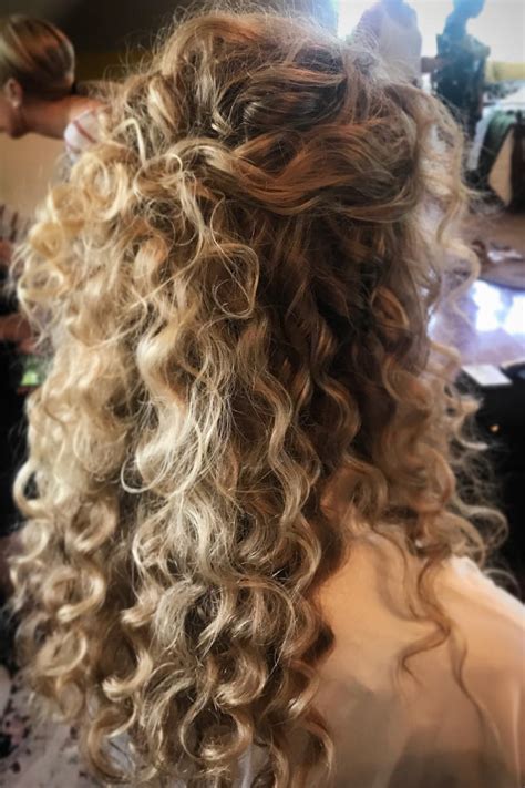 Combine the cute bob with elegant curls as you rock soft curly bobs with short haircuts for thick curly hair! Stunning Wedding Hairstyles for Naturally Curly Hair ...