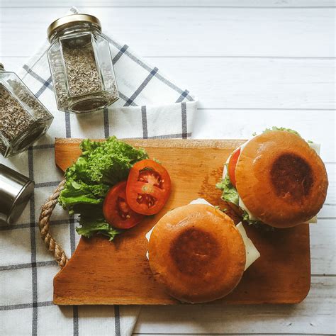 Stir in soy sauce mixture and green onions until well combined, allowing to simmer until heated through, about 2 minutes. Resep Homemade Beef Burger - Amanda Chastity