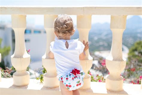 Tienda online que te enamorará con su cuidada selección de moda y calzado para niña, niño y bebé. Dolce Petit Culetín Niña Cerezas & Lunares Azules con Volante | Missbaby