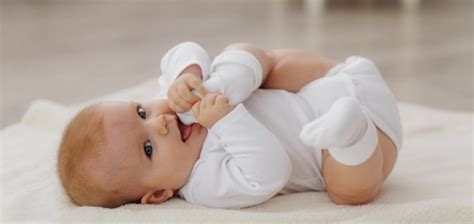 Seorang anak dikatakan memiliki suhu yang tinggi saat suhu tubuhnya menunjukkan angka 38 derajat celcius atau lebih. Suhu Normal Bayi dan Cara Mengukurnya - Farmaku.com