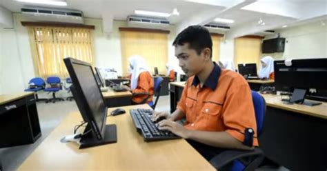 Home about pensyarah ksu galeri foto ksu we shape future innovative industrious manpower ﻿ pelajar kelas 2 kesetiausahaan pentadbiran sedang menaip dokumen yang berkaitan dengan kursus mereka. Nabiha Zaidi: Kursus yang ditawarkan di Kolej Vokasional ...