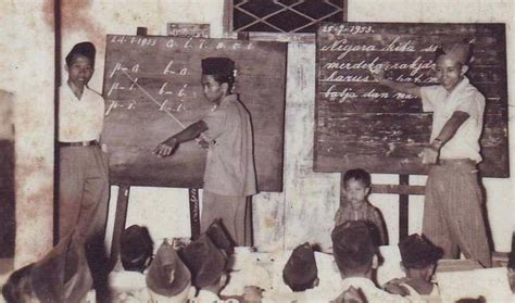 Ini adalah suasana jalan gubeng pada jaman dulu. Sekolah jaman dulu | Indonesia, Sekolah, Guru